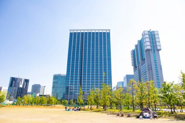 Güneşli bir günde modern şehrin mimarisi