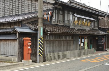 Köydeki eski geleneksel Japon mimarisi.