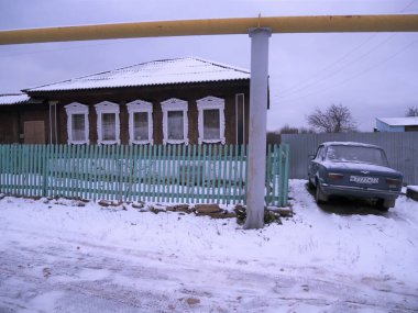 Kışın eski bir ahşap kapı