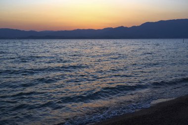 Deniz Sahil üzerinde güzel gün batımı 