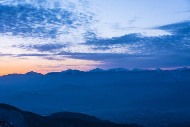 Dağlarda güzel bir gün batımı, doğa, seyahat konsepti