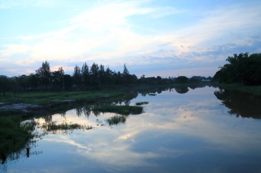 Nehirde gün batımı