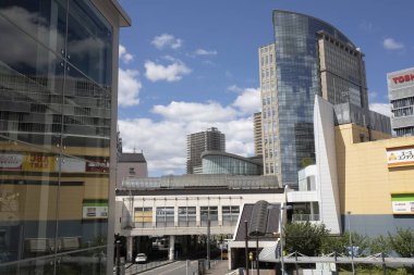 Şehirdeki modern ofis binaları, Japonya 'da güneşli bir günde gökdelenler.