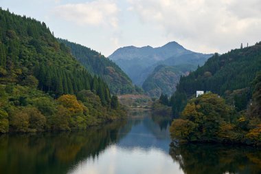Dağlardaki göl manzarası