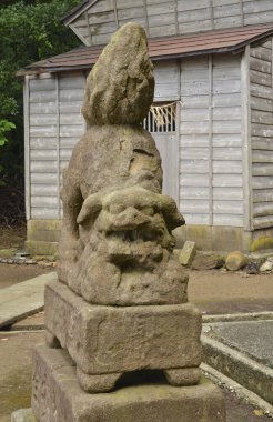 Japon şehir parkındaki antika heykel, gündüz görüşü. 