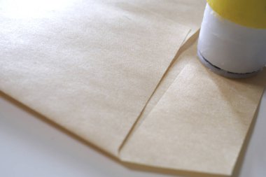 beyaz bir zarf ve boş bir kağıt