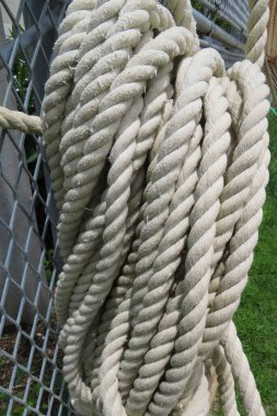 Teknedeki eski halata yaklaş. 