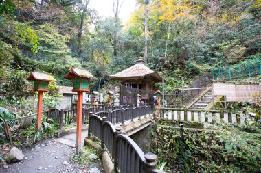 Yaz günü geleneksel Japon mimarisi