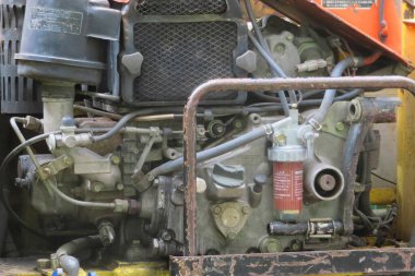 Paslı, kırmızı ve sarı motorlu.