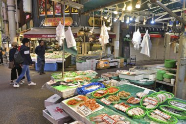 Canlı deniz ürünleri pazarlarını keşfediyorlar.
