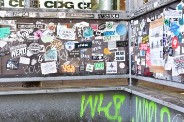 Japonya 'da sayısız çıkartma ve yeşil boyalı grafiti ile kaplı kamusal alan.