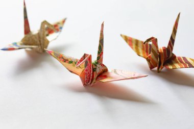   origami vinç figürleri tablo arka planında, kapat