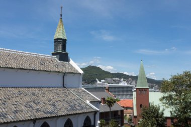 Oura Katedrali ve İnasa Dağı 'nın kulesi.