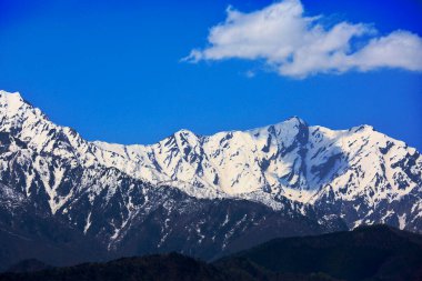 Karlı dağların güzel manzara