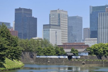 Tokyo İmparatorluk Sarayı 'ndaki Sakurada Kapısı, Tokyo, Japonya. Edo Kalesi 'nin kapısı ve arka planda modern şehir mimarisi 