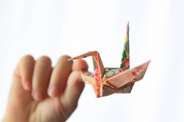 Eller origami kağıt vinç yakın çekim görünümü