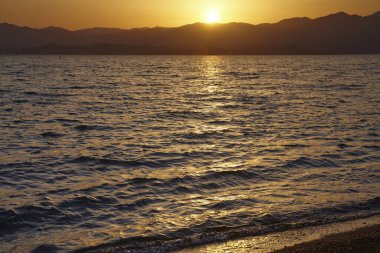 Deniz Sahil üzerinde güzel gün batımı 