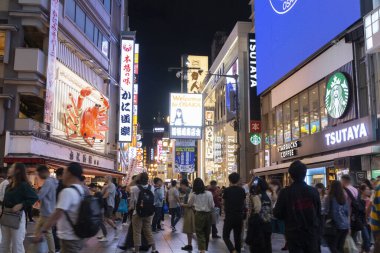 Modern Japon şehrinde gece hayatı manzarası