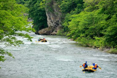 İnsanlar Japonya 'da nehir boyunca rafting yapıyorlar. 