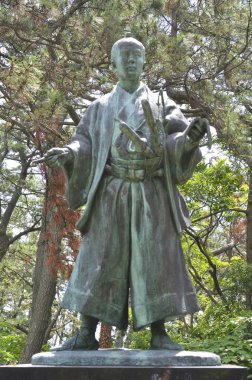 Japon şehir parkındaki antika heykel, gündüz görüşü. 