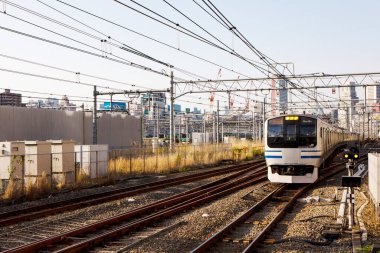 Tren gündüz vakti Japon şehrinde hareket ediyor. 