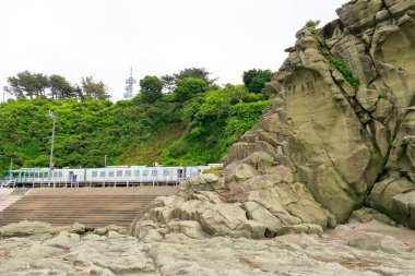 Büyük kayaları olan güzel bir manzara.