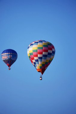 sıcak hava balonları mavi gökyüzünde  