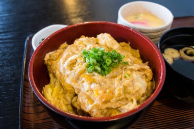 Yumurtalı ve yeşil soğanlı Japon pilav kasesi.