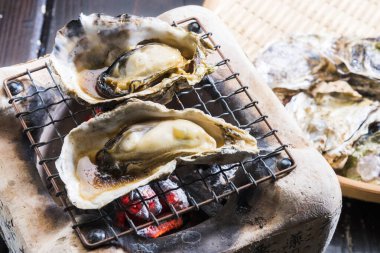 Kömürle ızgara taze istiridye.