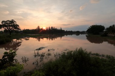 Nehrin üzerinde gün batımı