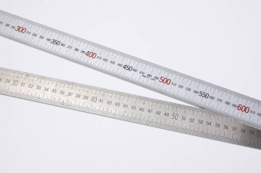 Beyaz arkaplanda izole edilmiş mezuraların yakın plan görüntüsü 