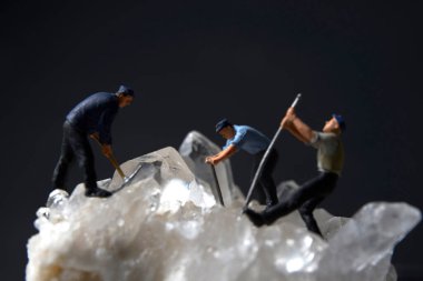 Buz gibi doğası olan minyatür insanlar. Kar günü kavramını kabul et