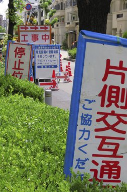 Tokyo 'da gündüz vakti trafik işaretleri atılıyor. 