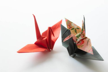 Arka planda origami kağıt vinçleri