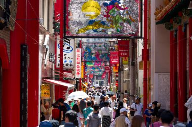 İnsanlar Japonya 'daki sokak pazarından alışveriş yapıyor.