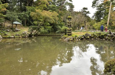 Kyoto, göletli Japon bahçesi.