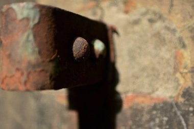 Eski kilidi olan paslı metal bir kapı.