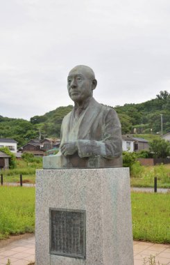 Japon parkındaki antika heykelin gündüz görüntüsü