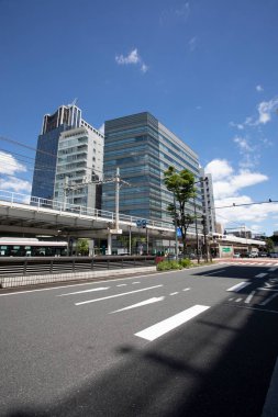 Şehirdeki modern ofis binaları, Japonya 'da güneşli bir günde gökdelenler.