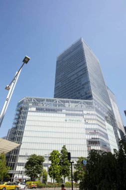 Güneşli bir günde şehrin modern binası