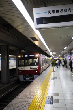 Japon şehrindeki metro istasyonu manzarası