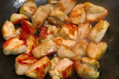 Lezzetli altın tavuk parçaları pişiriyorum.