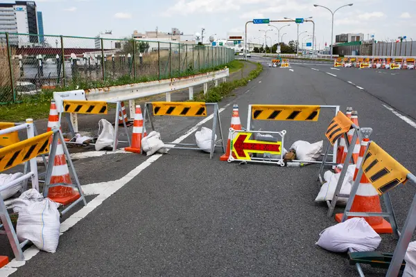 Trafik konileri ile karayolu şeridini kapatan bariyerler