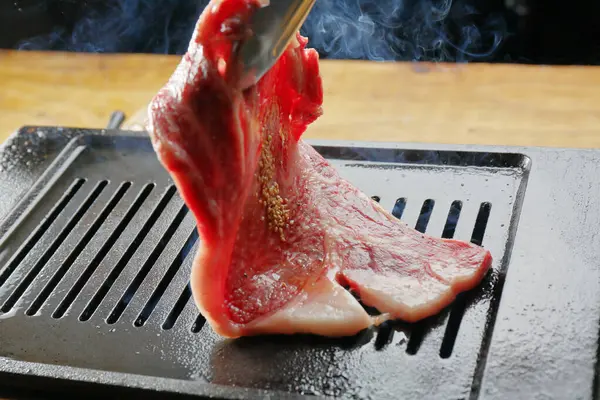 烤肉上的生牛肉 — 图库照片