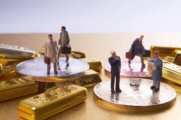 Figuras Miniatura Empresários Sobre Pilha Bitcoins Barras Ouro — Fotografia de Stock