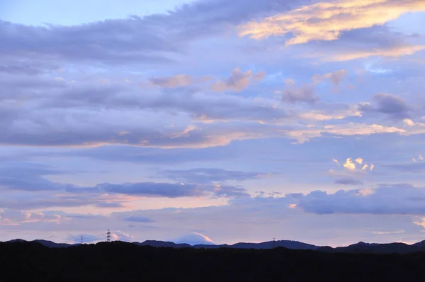 Prachtige Zonsondergang Hemel Met Wolken Donkere Heuvels — Stockfoto