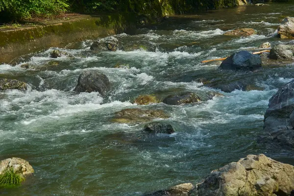 川の岩の上に水が飛び散る — ストック写真