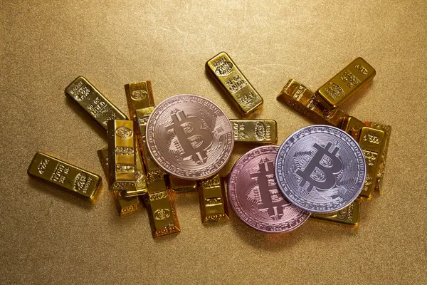 Pilha Moedas Bitcoin Barras Ouro — Fotografia de Stock