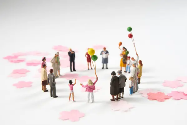 Мініатюрні Люди Стоять Колі Повітряними Кулями — стокове фото