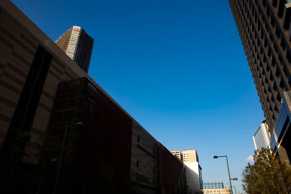 Güneşli Bir Günde Modern Şehir Mimarisi Gökdelenlerin Mavi Gökyüzüne Bakışı — Stok fotoğraf